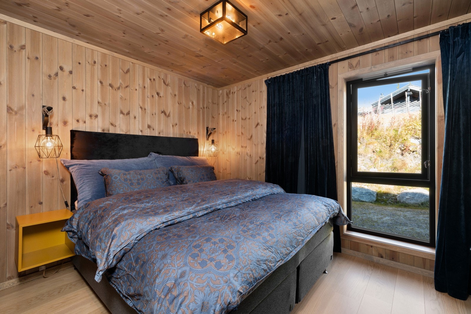 Soverom med god plass til dobbeltseng, nattbord og garderobeskap Galleribilde