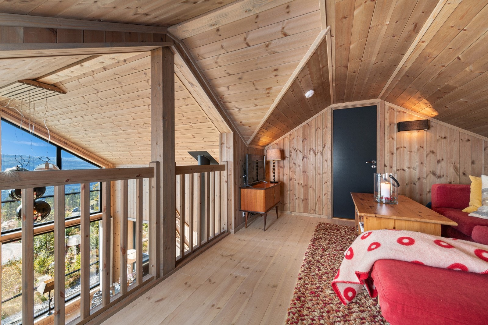 Tv-stuen har plass til sofa og tv-løsning, og er et ypperlig sted for lek, filmkvelder og avslapning. Galleribilde