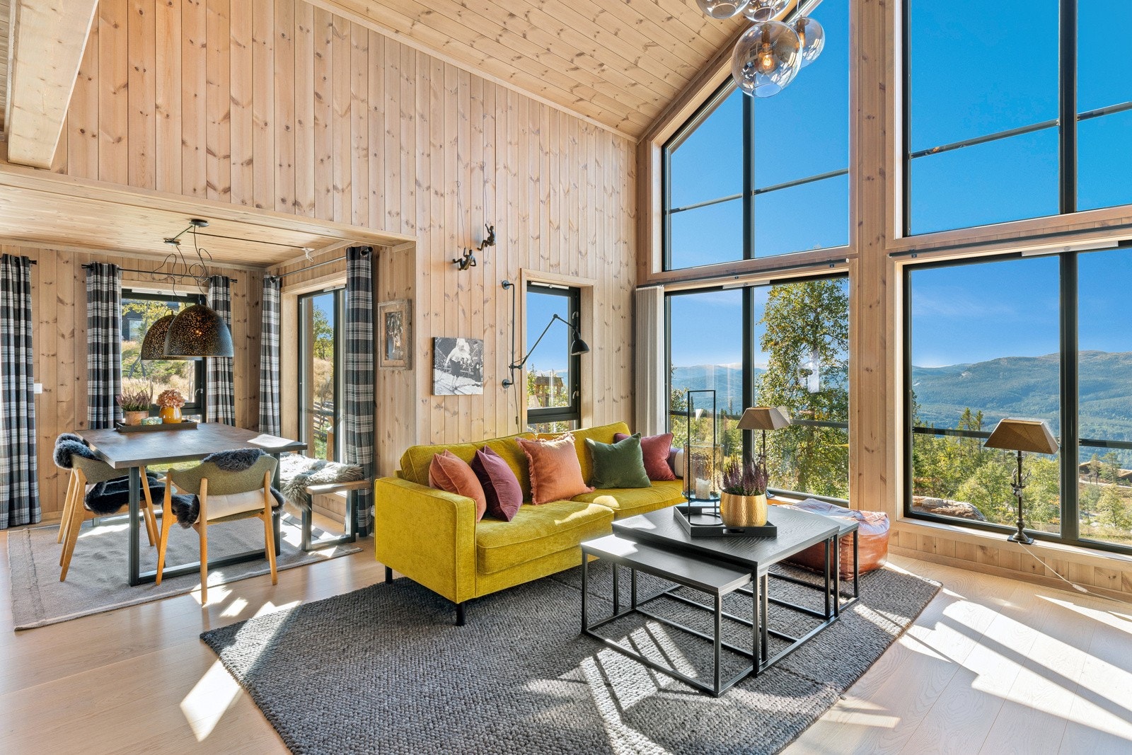 Stuen har plass til sofa, godstoler og tv-løsning, og det er åpen løsning mot kjøkkenet. Galleribilde