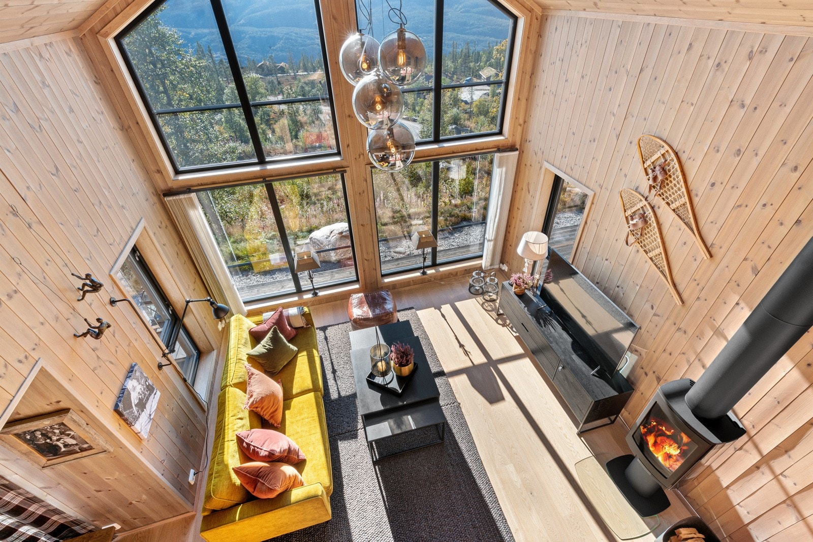 Rommet har også en peisovn som varmer godt på kalde dager, og som ellers skaper koselig stemning. Galleribilde