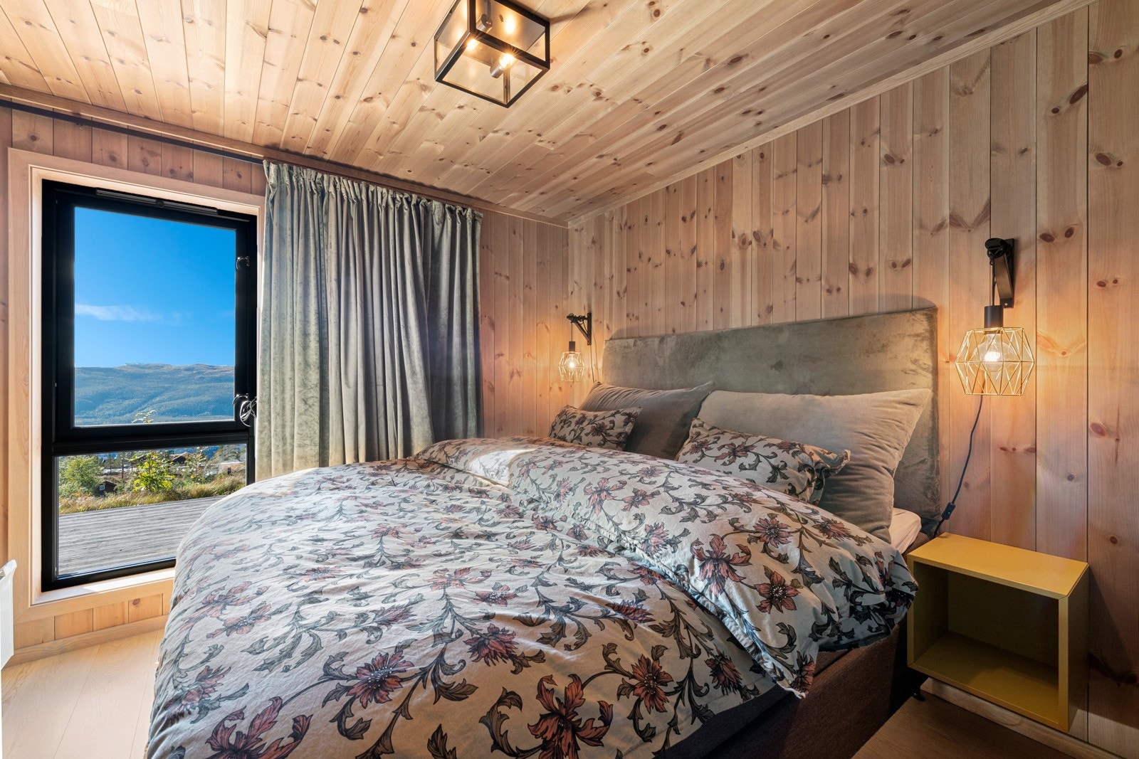 Hovedsoverom med god plass til dobbeltseng, nattbord og garderobeskap Galleribilde