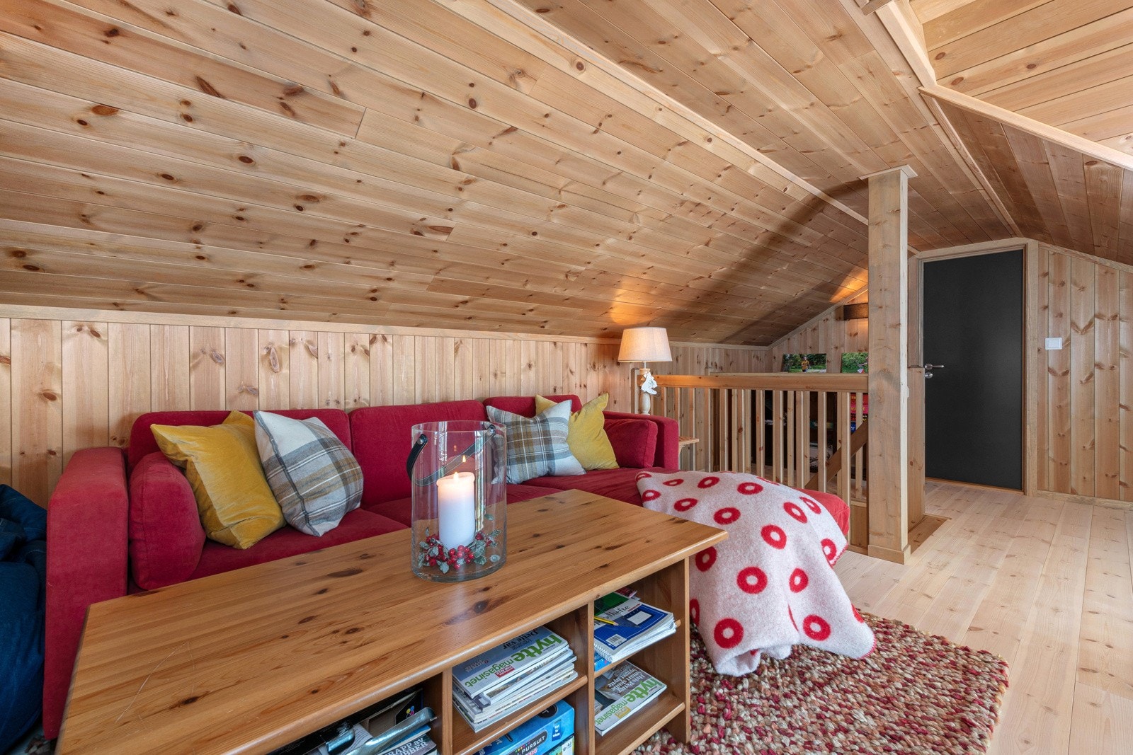 Hemsen har tv-stue med galleri mot stuen og byr dermed på samme, flotte utsikt. Galleribilde