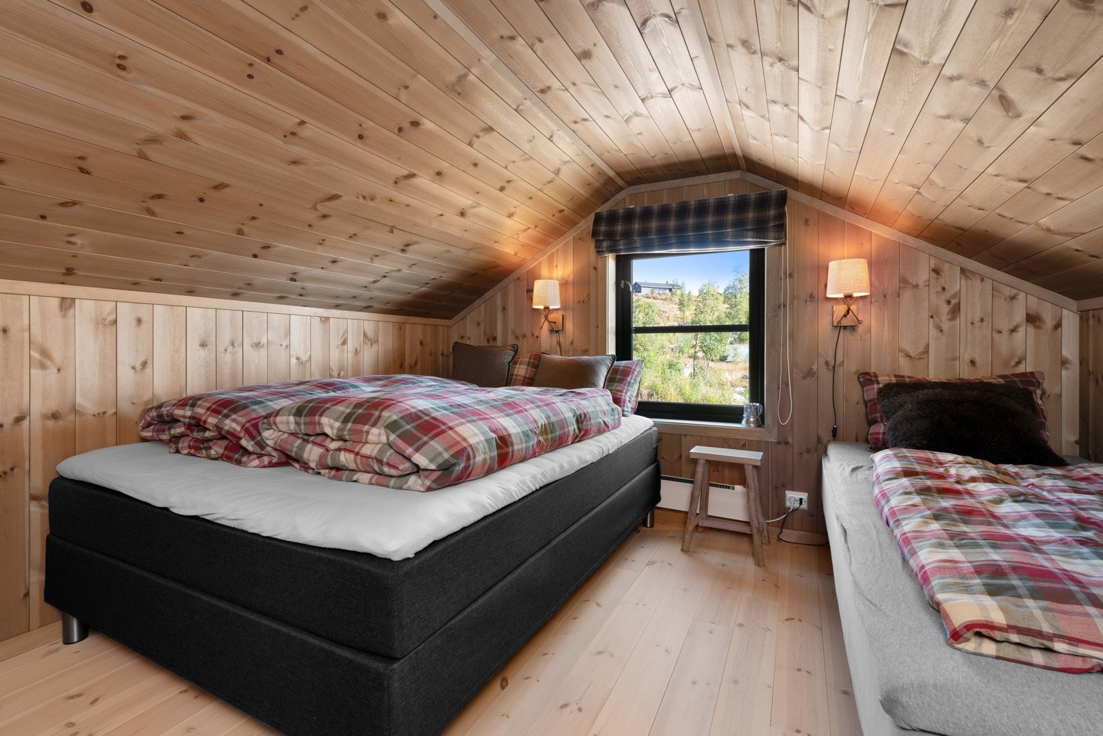 Romslig soverom på hems Galleribilde