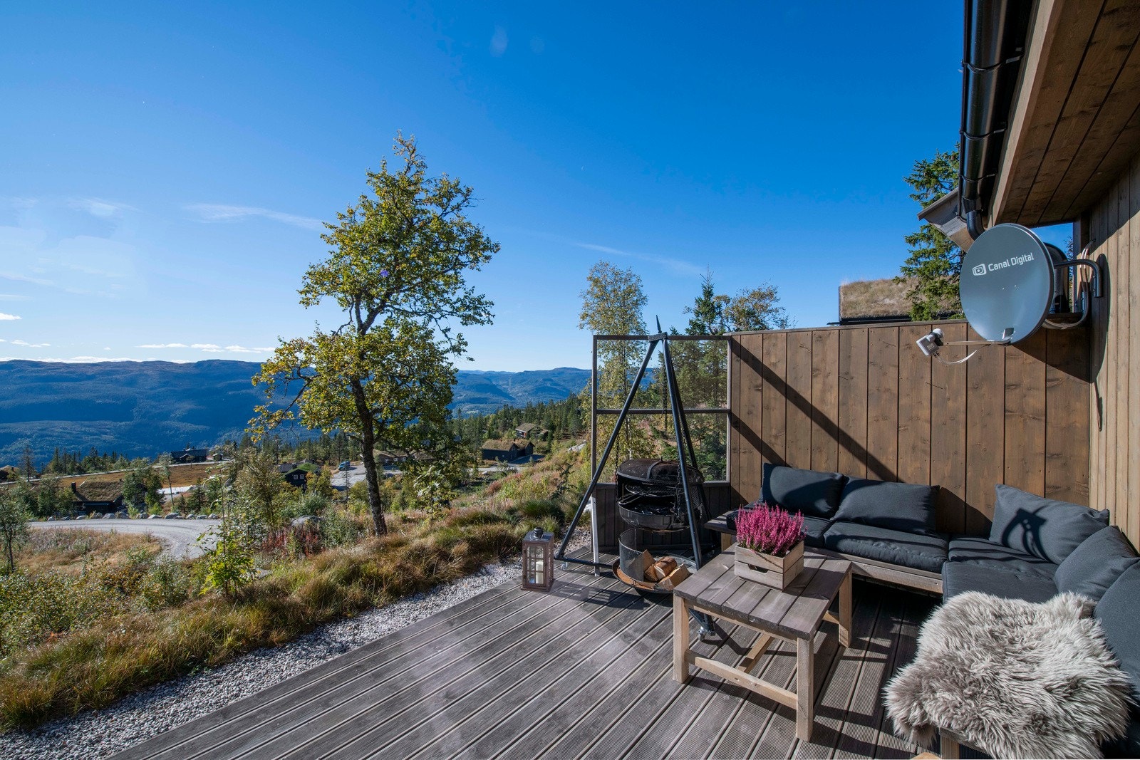 Terrassen vender mot sørvest, hvor utsikten er på sitt beste. Galleribilde