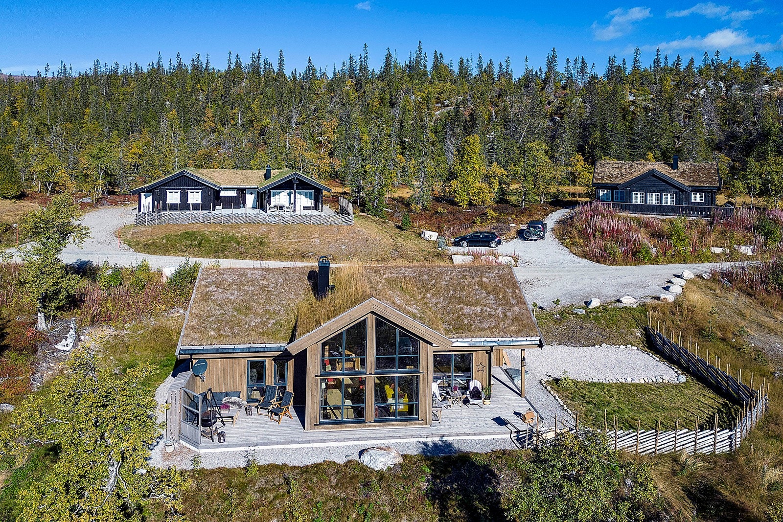 Uteområdet har blant annet en stor terrasse på ca. 30 kvm og skigard mot veien. Galleribilde