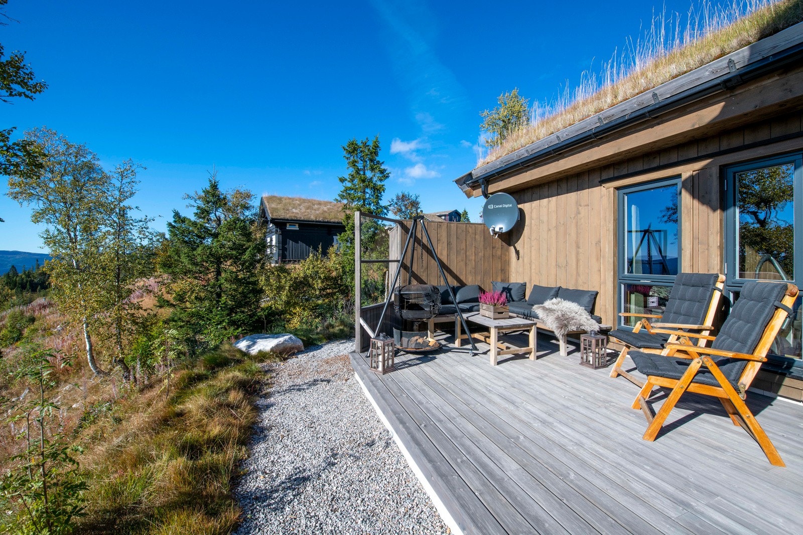I tillegg har hytta en stor, solrik terrasse på ca. 30 kvm som strekker seg langs hytteveggen og har fine soner for ulik møblering. Galleribilde