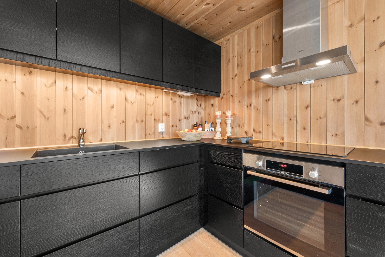 Innredningen har finerte eikefronter med gripekant, samt komposittbenkeplater med planlimt oppvaskkum og nedfelt induksjonstopp. Galleribilde