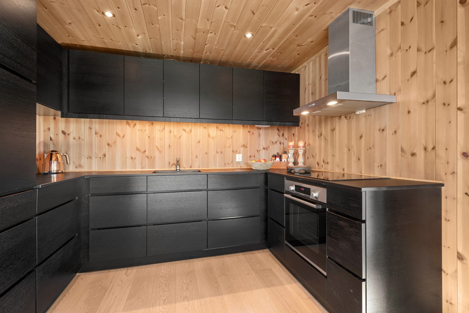 Kjøkken i sort eikefiner Galleribilde