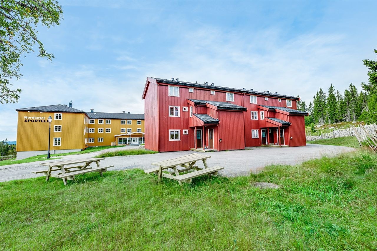 Inngang på baksiden av bygget - der er det også inngang til kjeller med boder Galleribilde