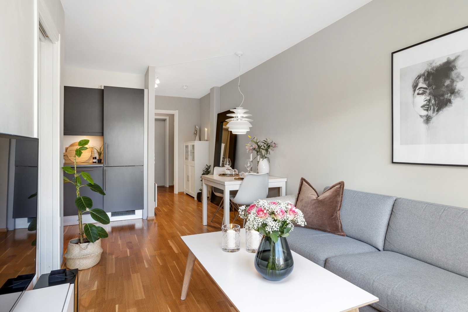 Luftig stue med god plass til sofaseksjon, mediemøblement og spisebord. Dette er et flott oppholdsrom som blir leilighetens naturlige samlingspunkt. Galleribilde