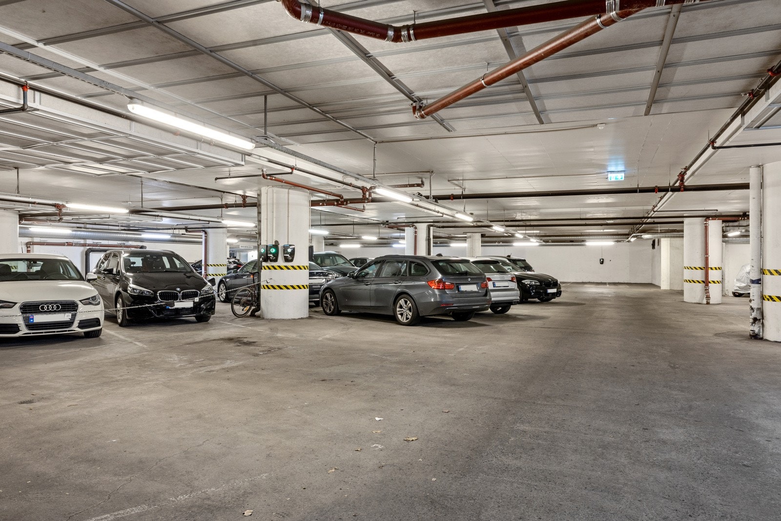 Bygget har et tilknyttet, oppvarmet garasjeanlegg med tidvis mulighet for leie/kjøp ved ledighet. Det er direkte heisadkomst fra leilighetsplan til bodanlegg og garasje. Galleribilde
