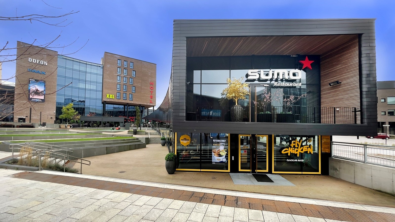Rett utenfor døren finner Storo Amfi med blant annet ODEON IMAX-kino (en av Norges største kinosenter), Sumo restaurant, Los Tacos, Johnny Rockets, Thon Hotel og XXL. Galleribilde