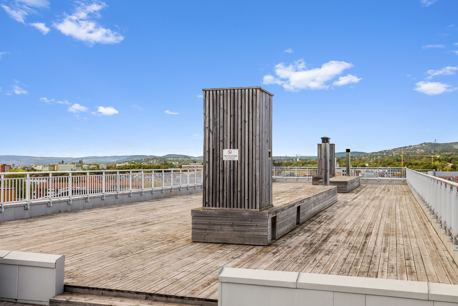 På toppen av taket har man tilgang til felles takterrasse med fantastisk utsikt over Oslo by og sol fra morgen til kveld! Takterrassen er perfekt for store selskaper og sammenkomster. Galleribilde