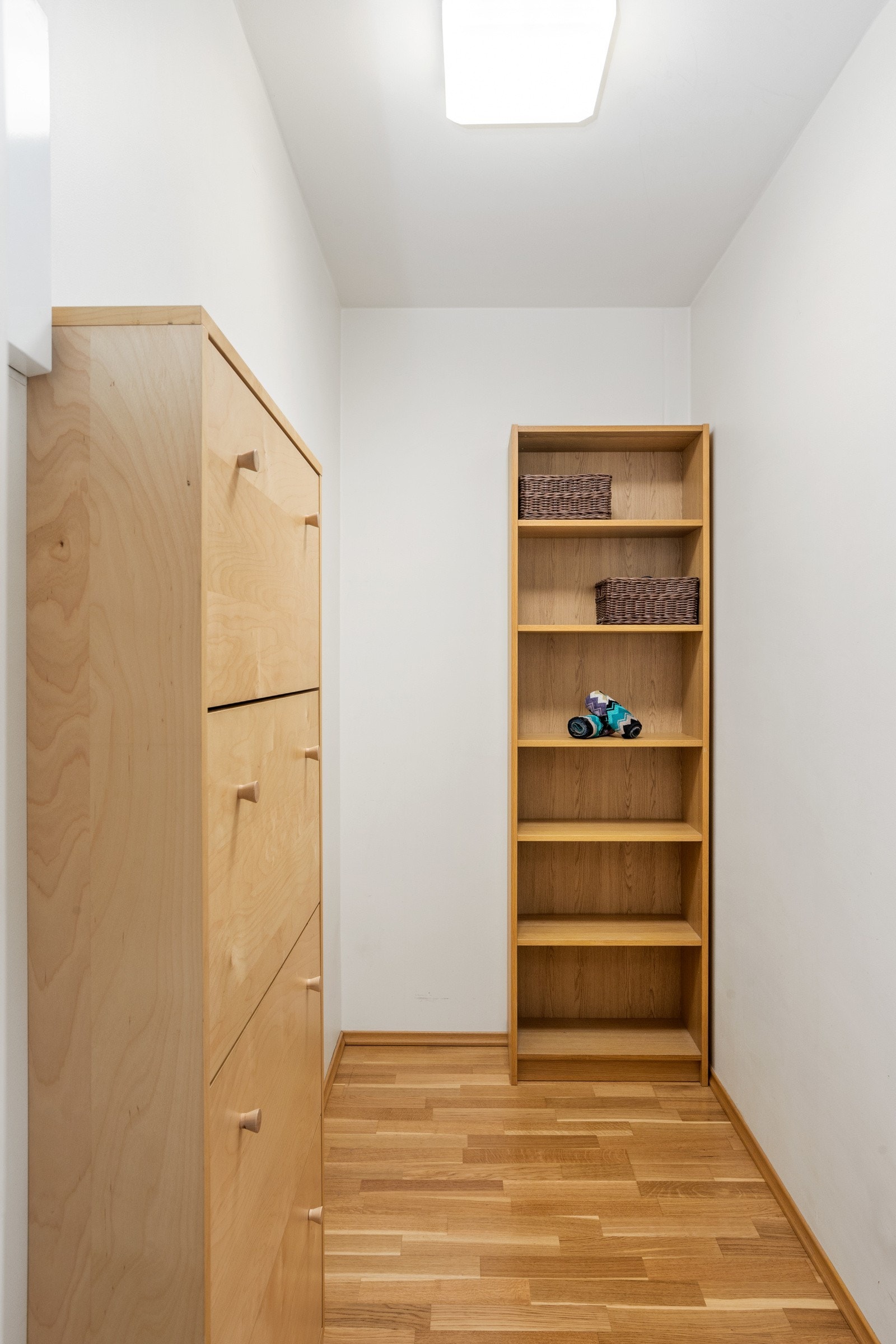 Entréen/gangen har stort, tilknyttet garderoberom/walk-in closet som gir svært gode oppbevaringsmuligheter! Galleribilde