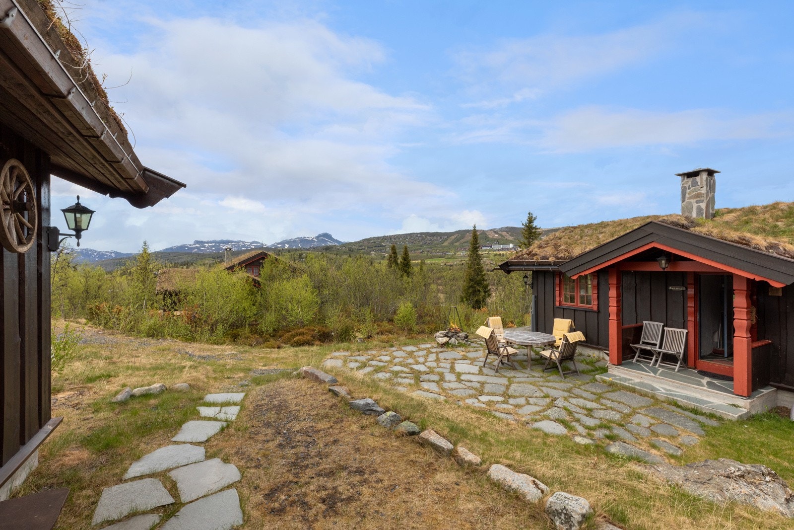 Fint opparbeidet tun med trivelig hytte og koselig anneks. Galleribilde