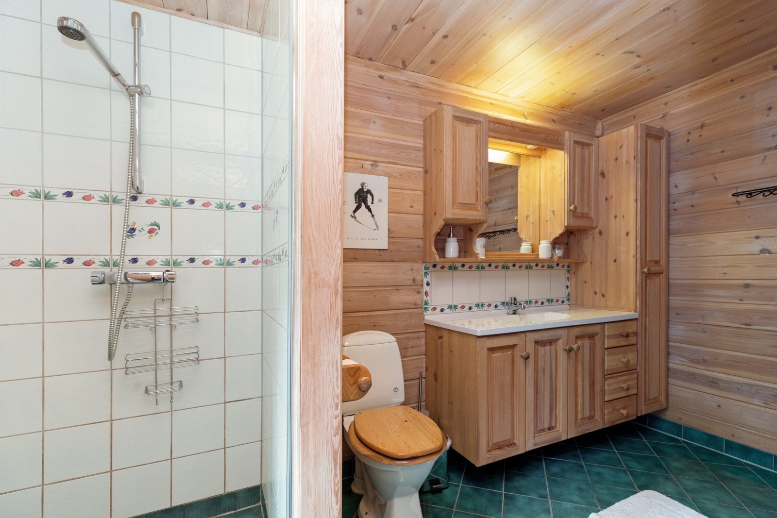 Videre adkomst fra badet og inn til teknisk rom med opplegg til vaskemaskin. Galleribilde