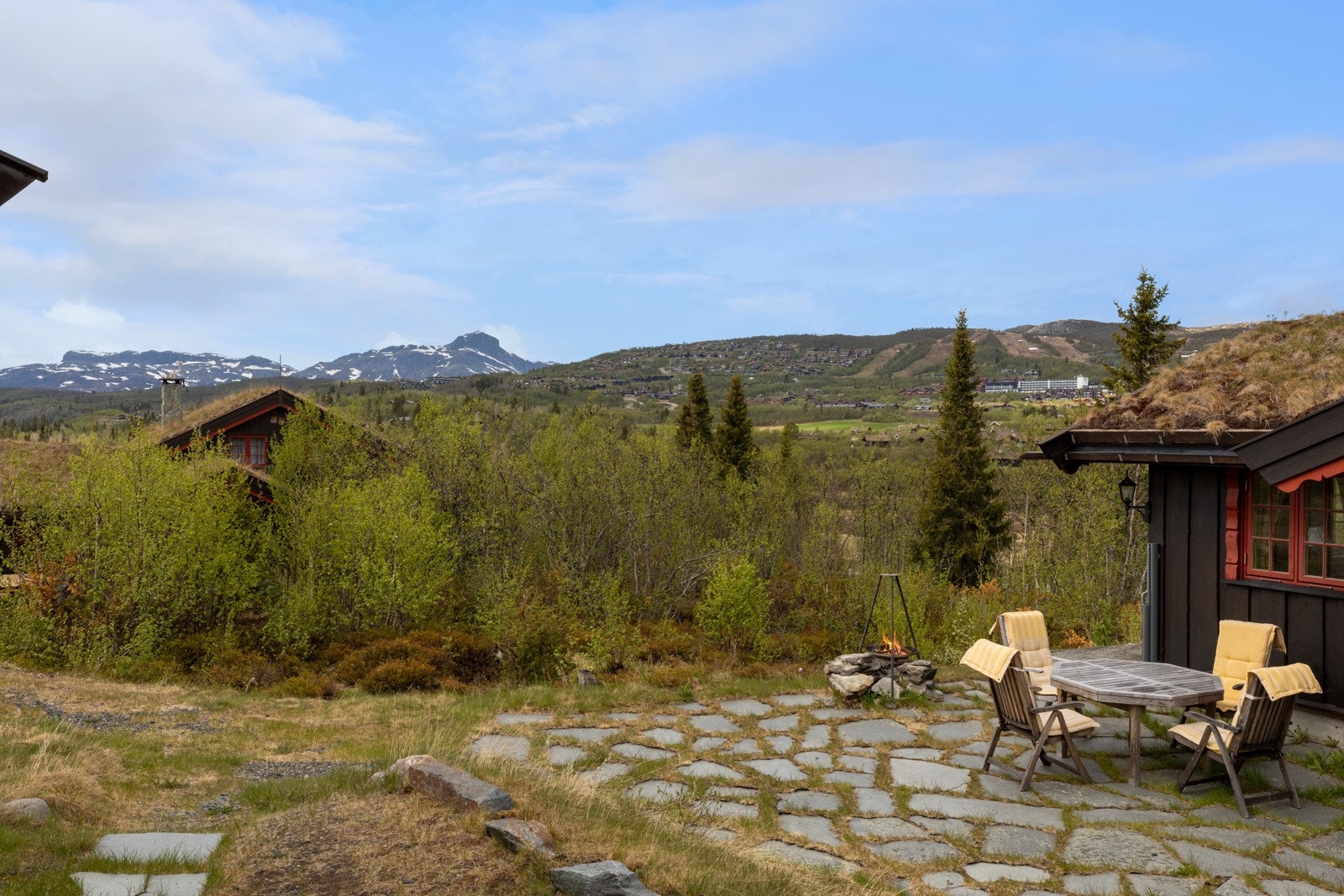 Utsikt mot sentrum og velkjente Bitihorn (1607 m.o.h) Galleribilde