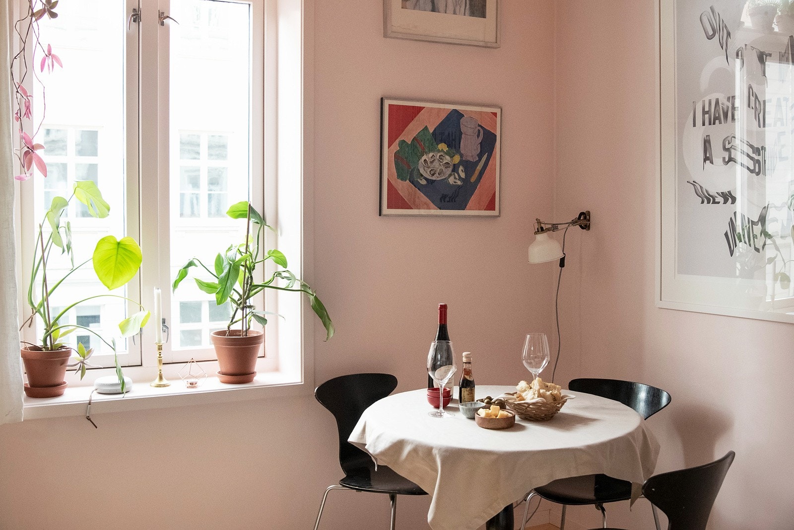 Her får du plass til en sofagruppe med tilhørende bord eller eventuelt en spisegruppe med plass til flere gjester - alt etter eget ønske. Galleribilde