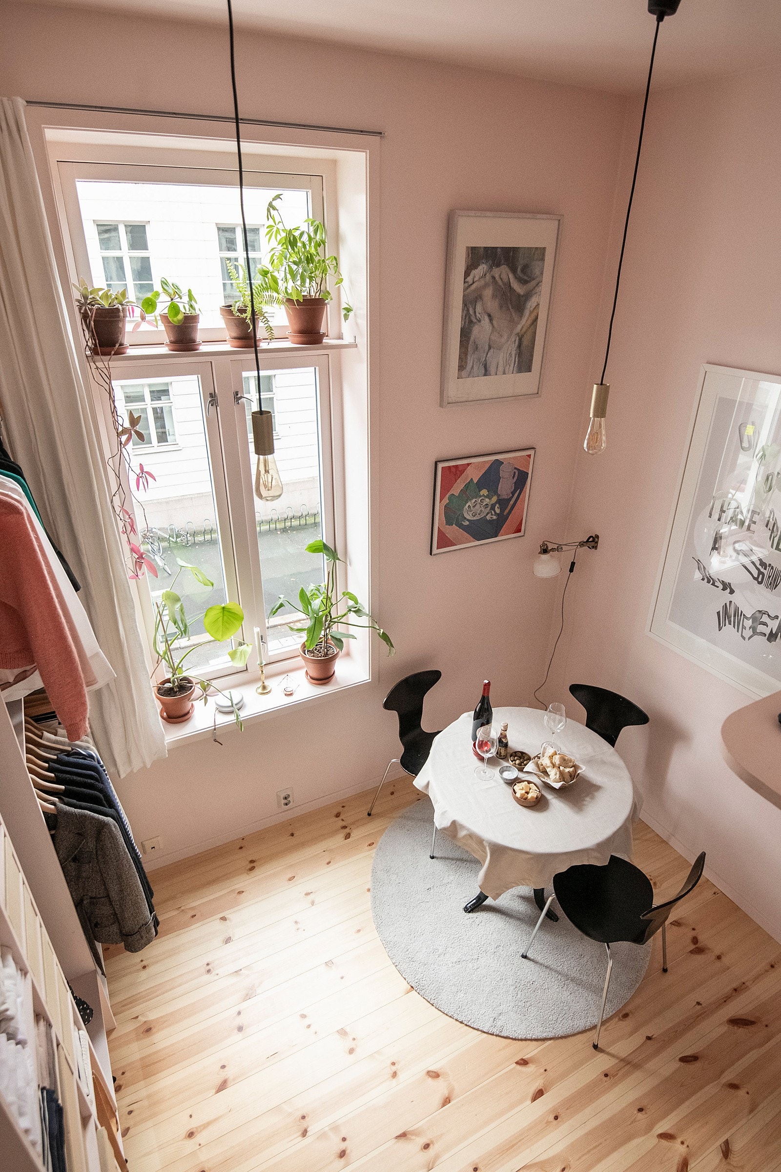 Slik ser stuen ut fra hemsen. Galleribilde