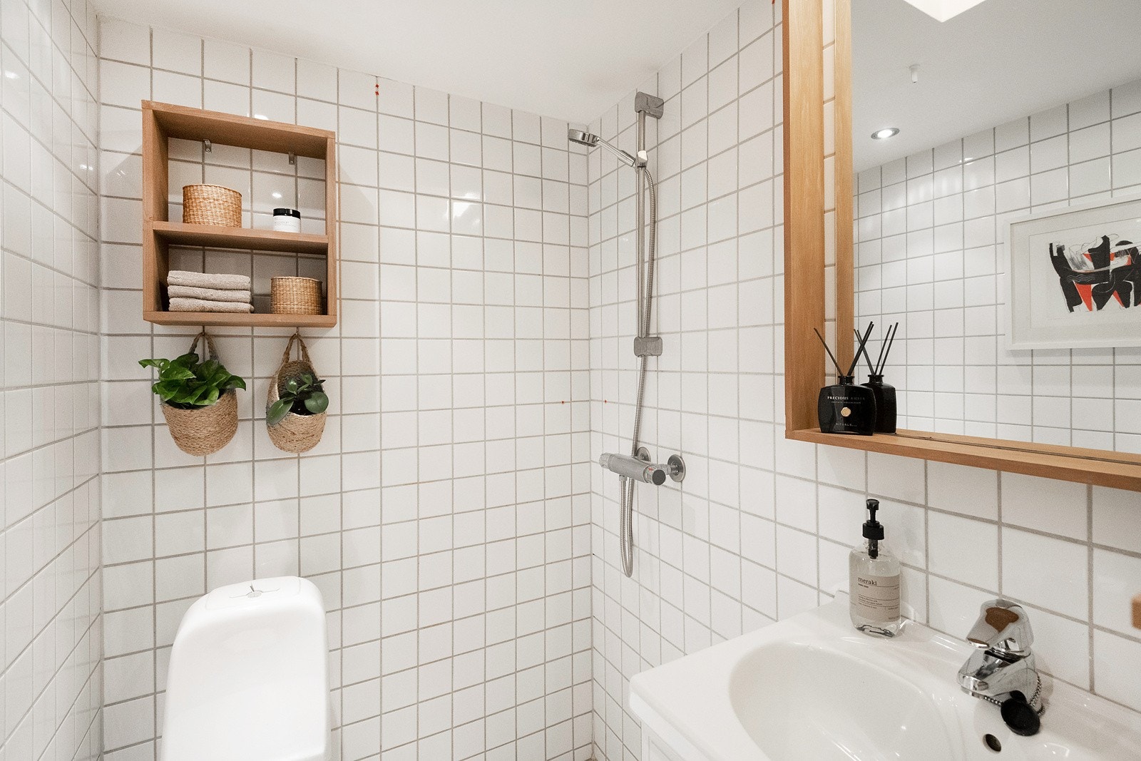 Badet har frittstående toalett og dusjhjørne. Her har du alt du trenger for å få en perfekt start på dagen. Galleribilde