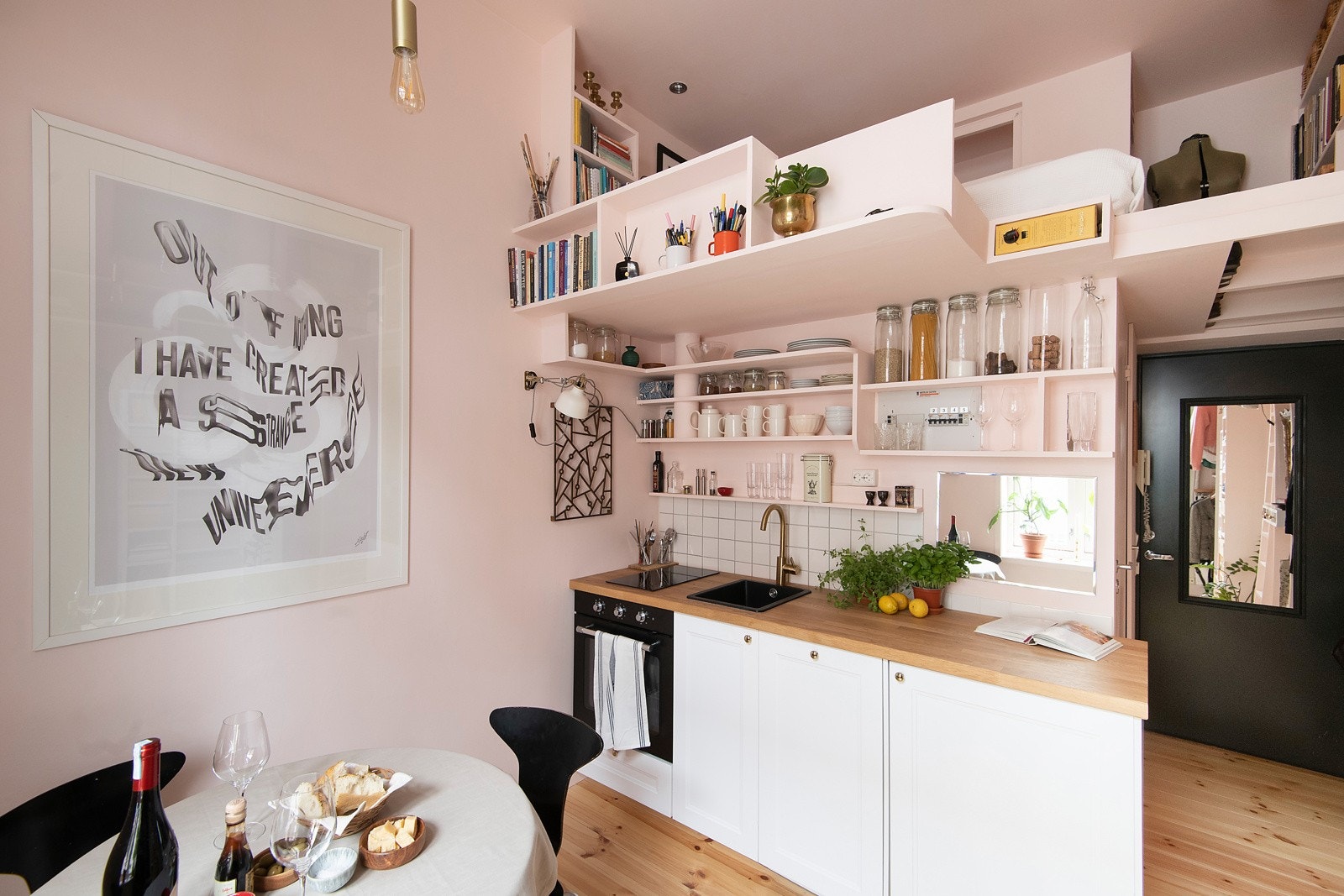 Det er smarte hyller og oppbevaringsløsninger i hele leiligheten hvor det frigis mye plass til lagring og oppbevaring. Fint og praktisk IKEA kjøkken fra 2021 med profilerte fronter. Galleribilde