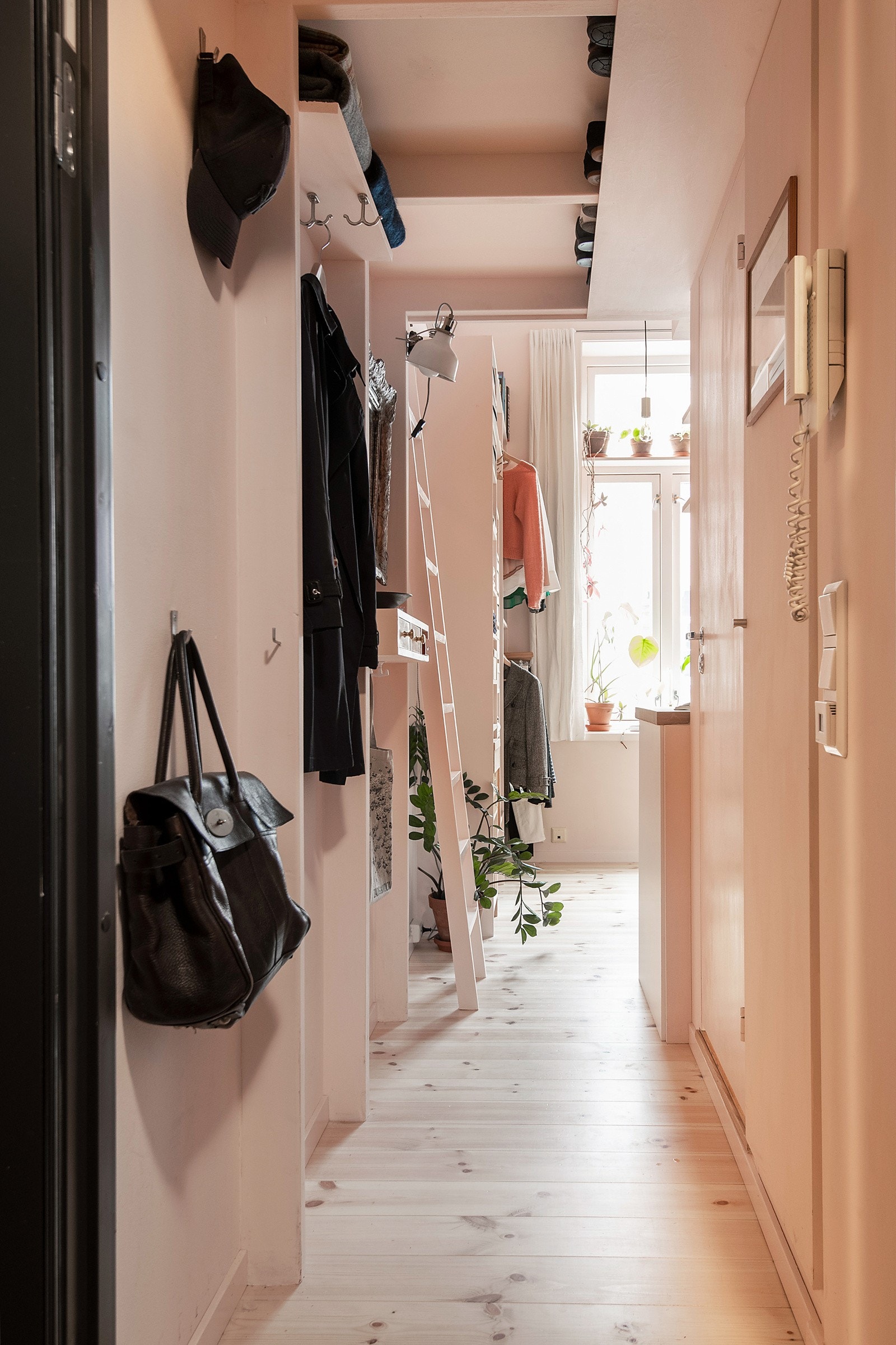 Idet du entrer boligen får du et godt førsteinntrykk av boligen da du møtes av en romslig entré med god plass til å henge fra seg yttertøy og sette fra seg sko. Galleribilde