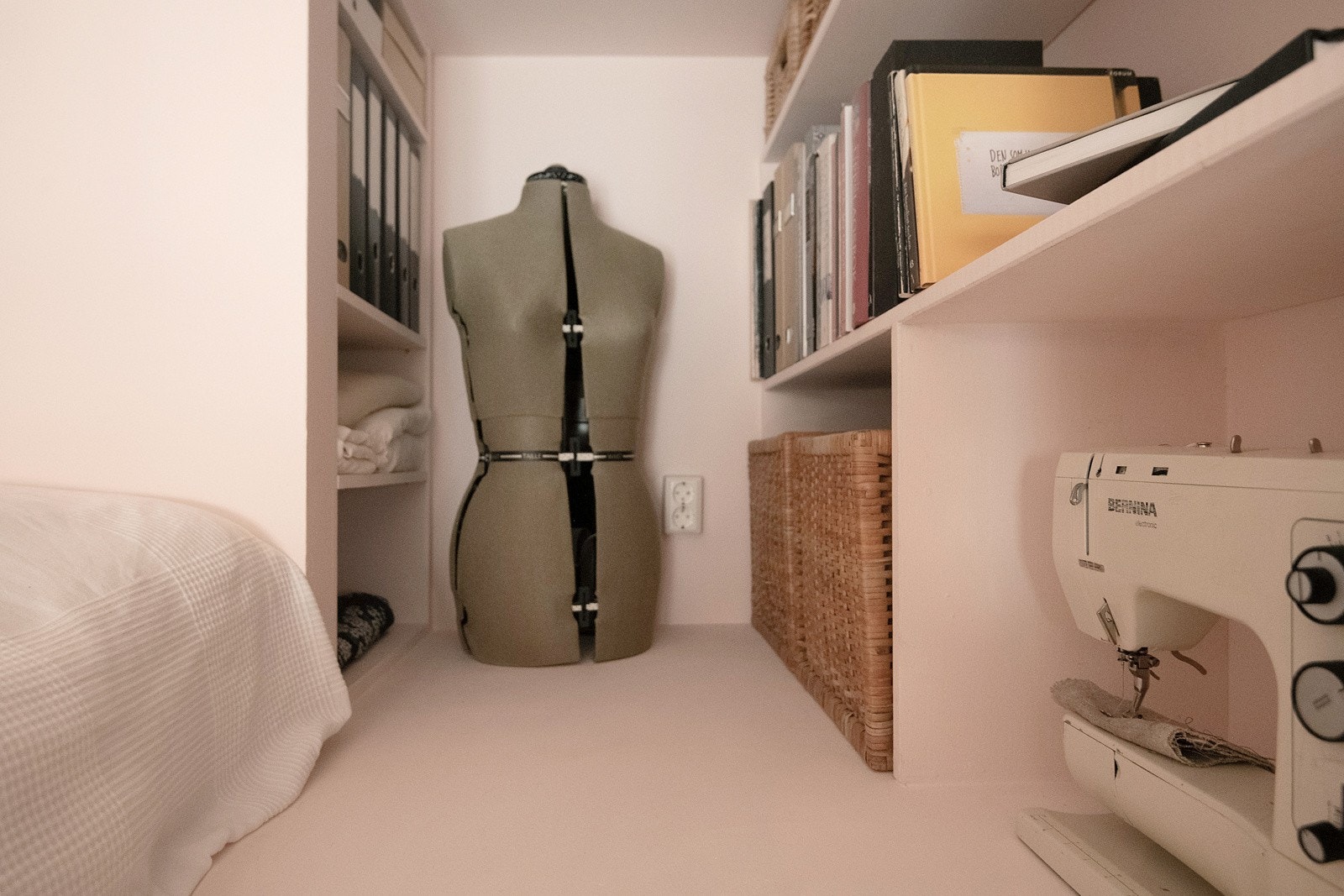 Ved fotenden av senga har du også mer plass til lagring og oppbevaring. Galleribilde