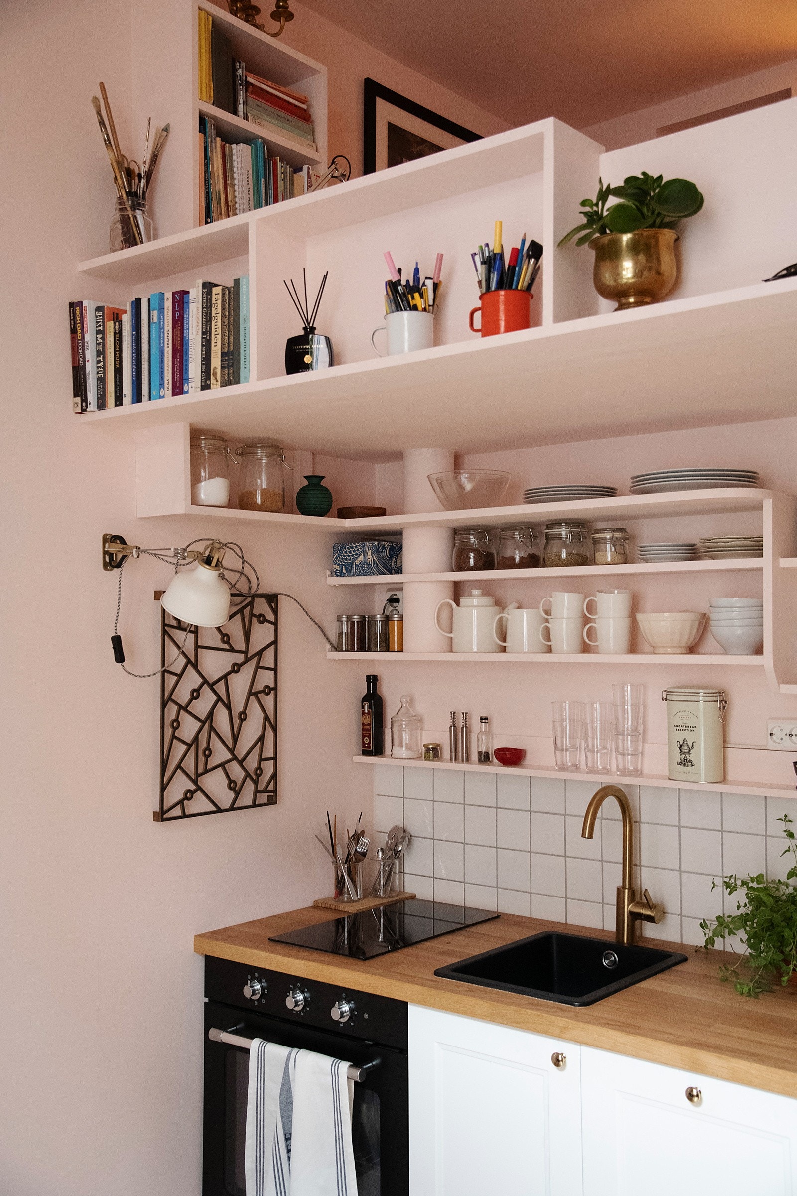 Benkeplaten er av heltre med nedfelt oppvaskkum i kompositt. Det er integrert kjøl/fryseskap, oppvaskmaskin, induksjonstopp og stekeovn. Det er ingen ventilering fra kjøkken, og boligen har naturlig ventilasjon. Galleribilde