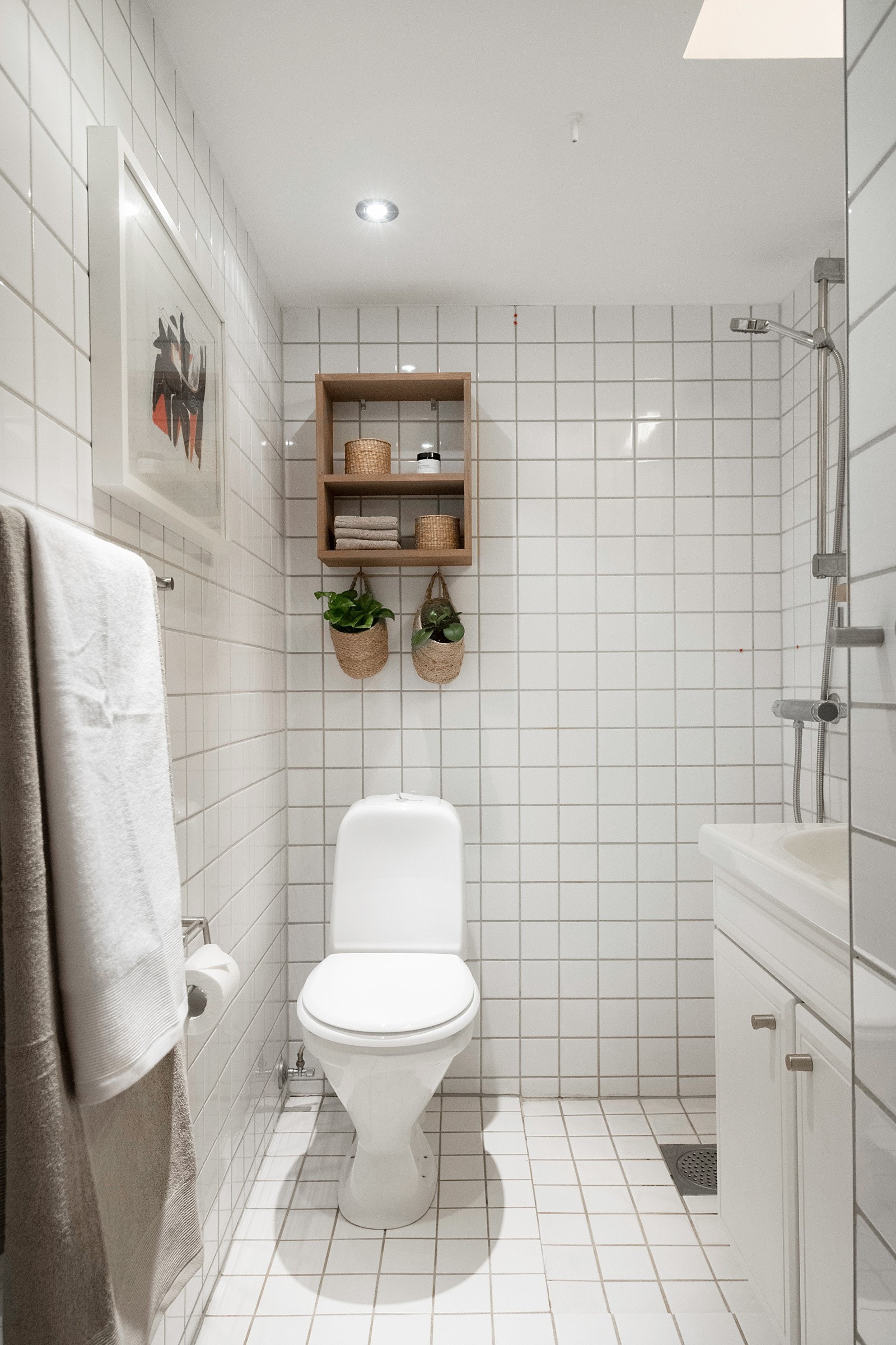 Fint flislagt baderom med gulvvarme. Innredning med nedfelt servant og speil med hyller. Galleribilde
