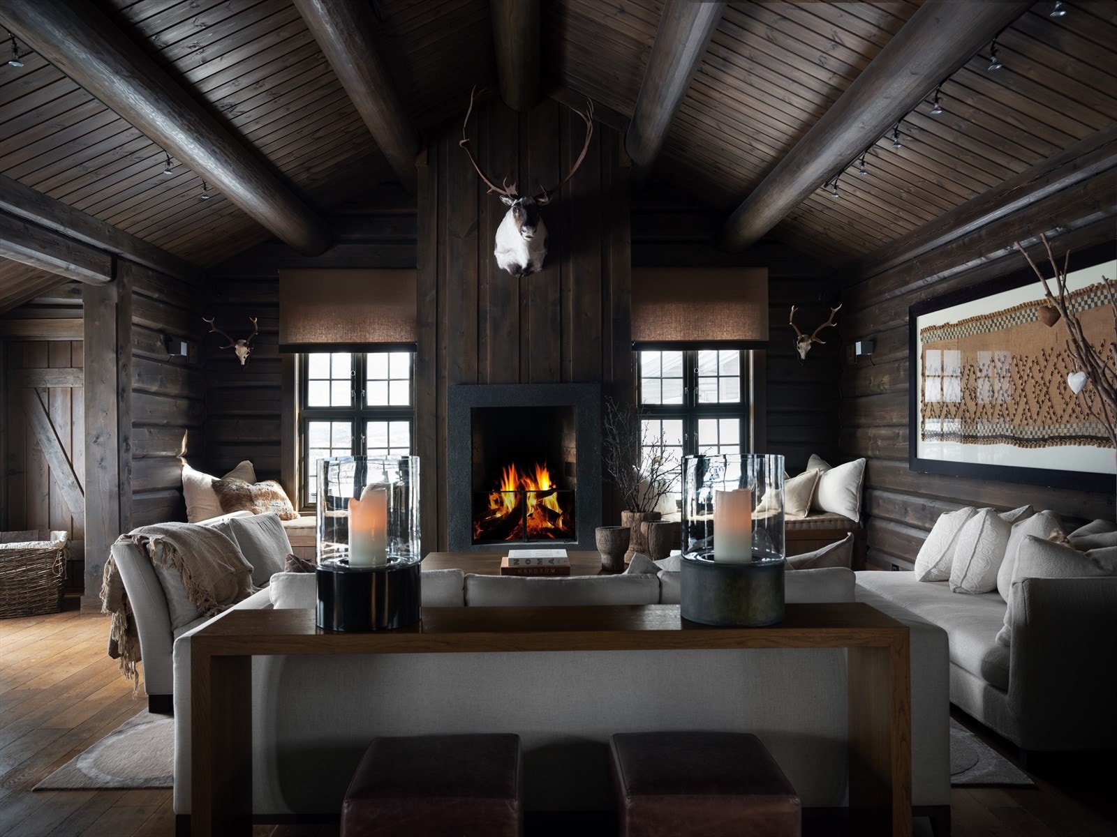 Lun og lekker stue med peis Galleribilde