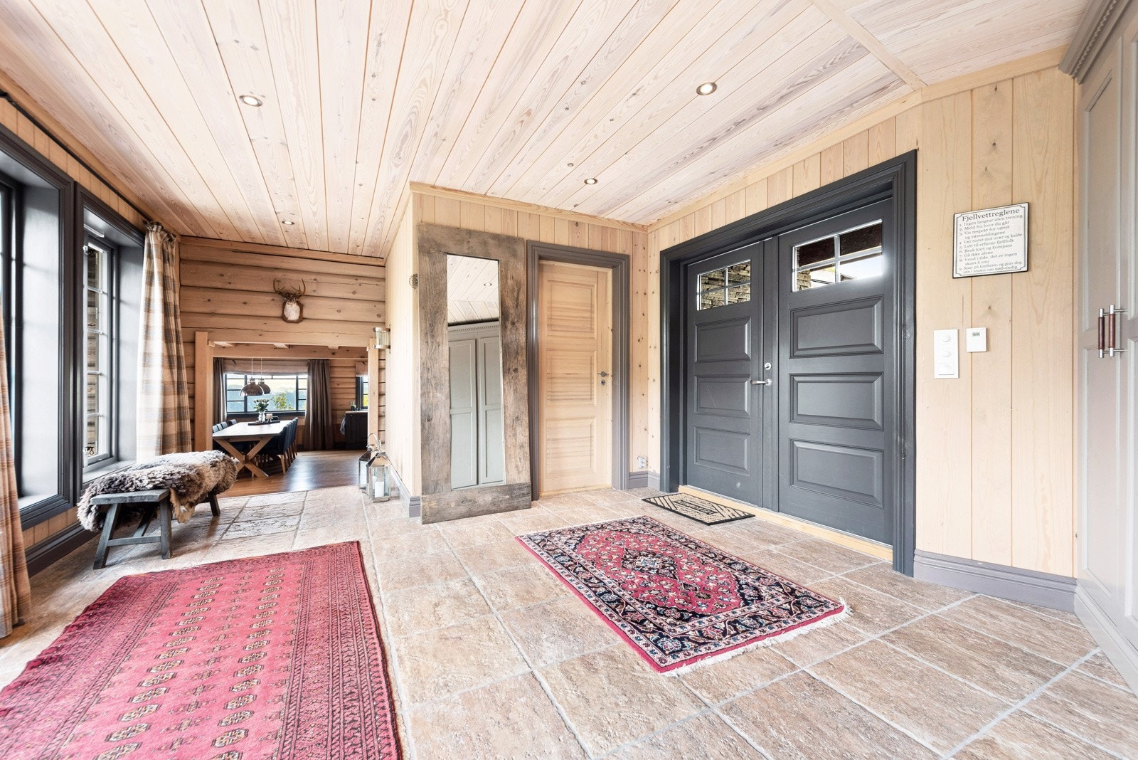 Velkommen inn. Stor og romslig hall med store panorama vinduer og rikelig med garderobeplass Galleribilde