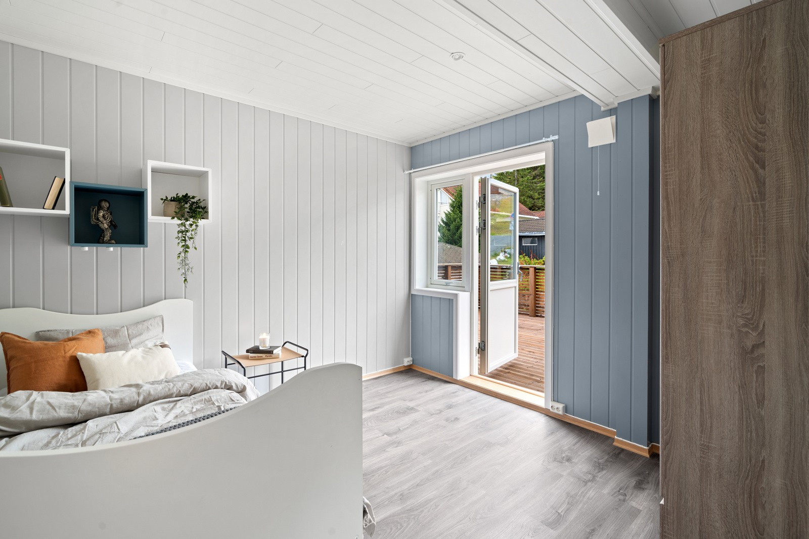 Fra soverom 2 er det utgang til en vestvendt terrasse