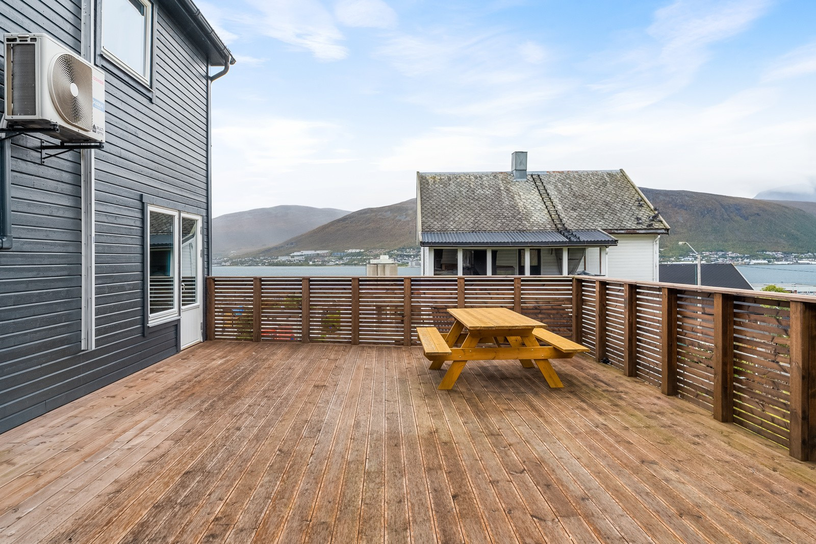 Stor sørvendt terrasse over garasje. Adkomst fra stue og kjøkken - her har du svært gode sol- og utsiktsforhold