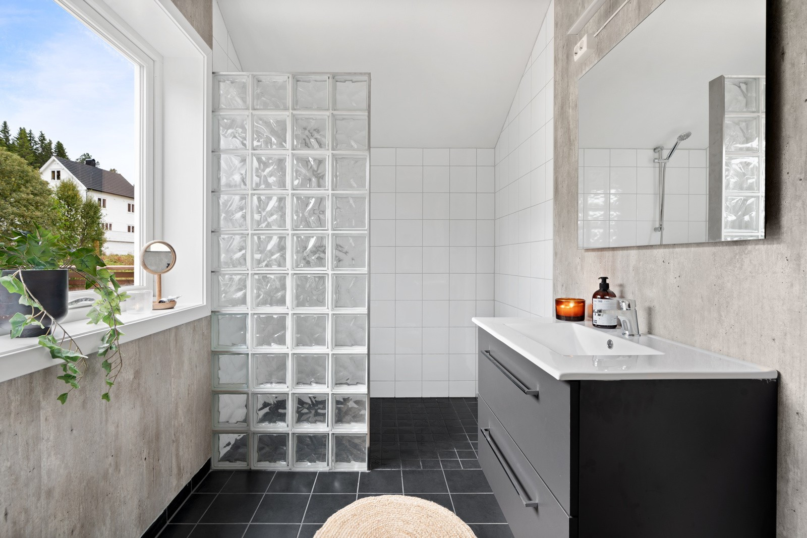 Badet i 2. etasje har egen dusjnisje og flotte farge- og materialvalg