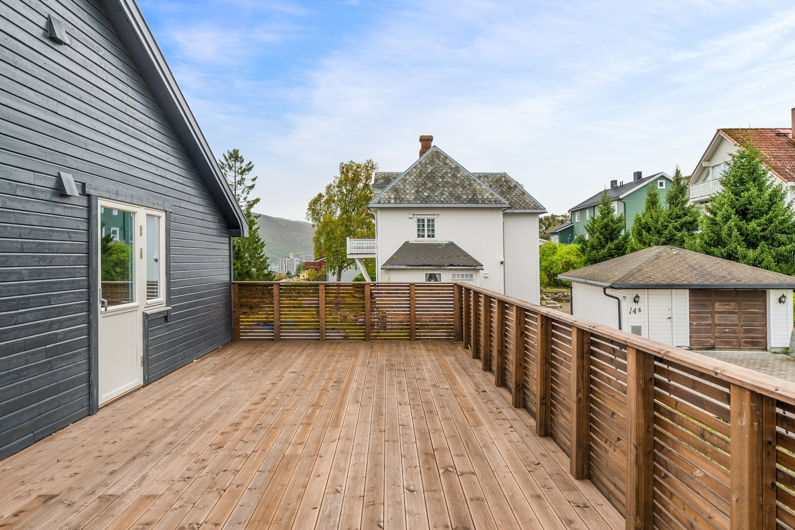 Vestvendt terrasse i 2. etasje. Her er det plass til ulike hagemøblement