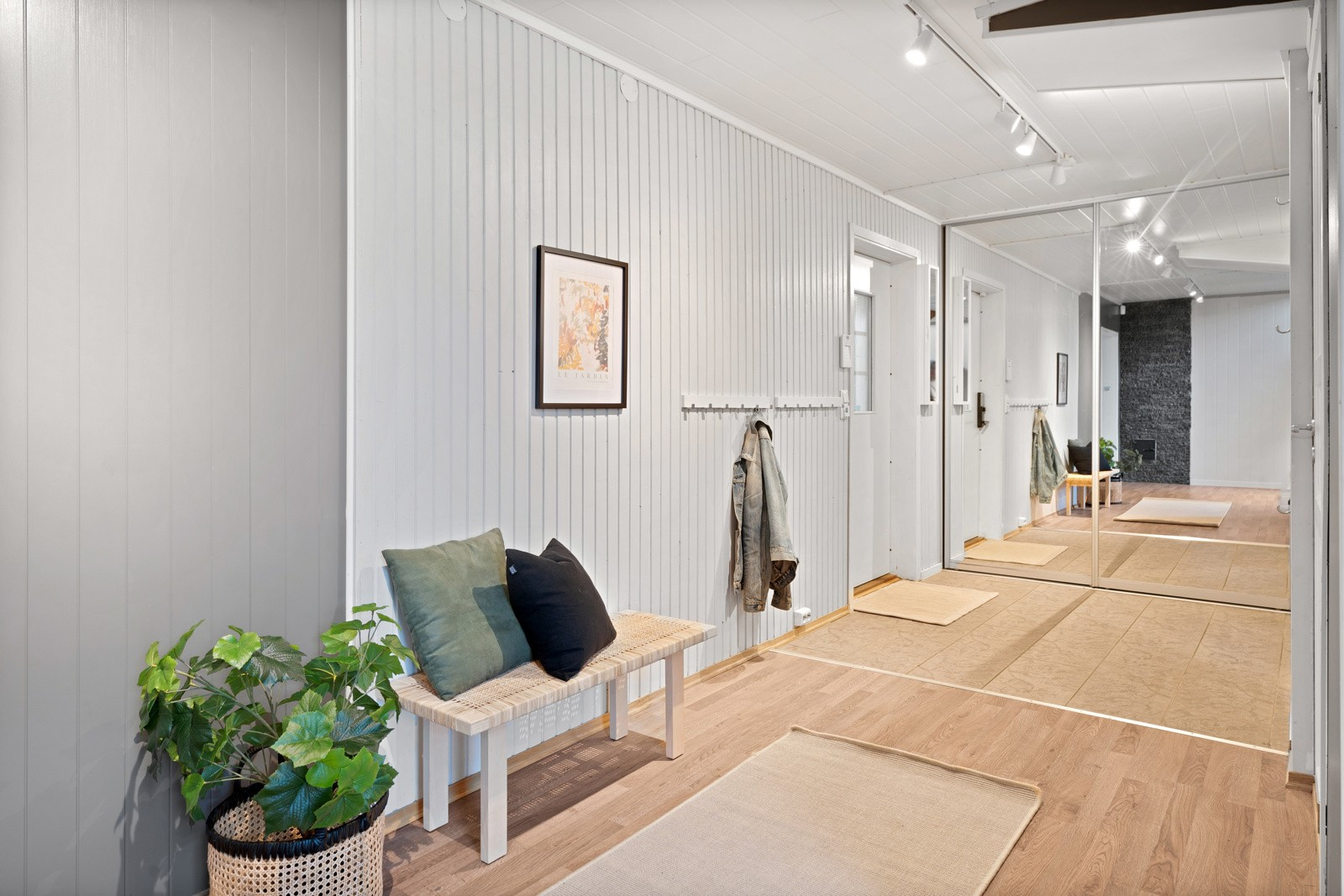 Velkommen inn! Her blir du møtt av lys og delikat gang med praktisk skyvedørsgarderobe