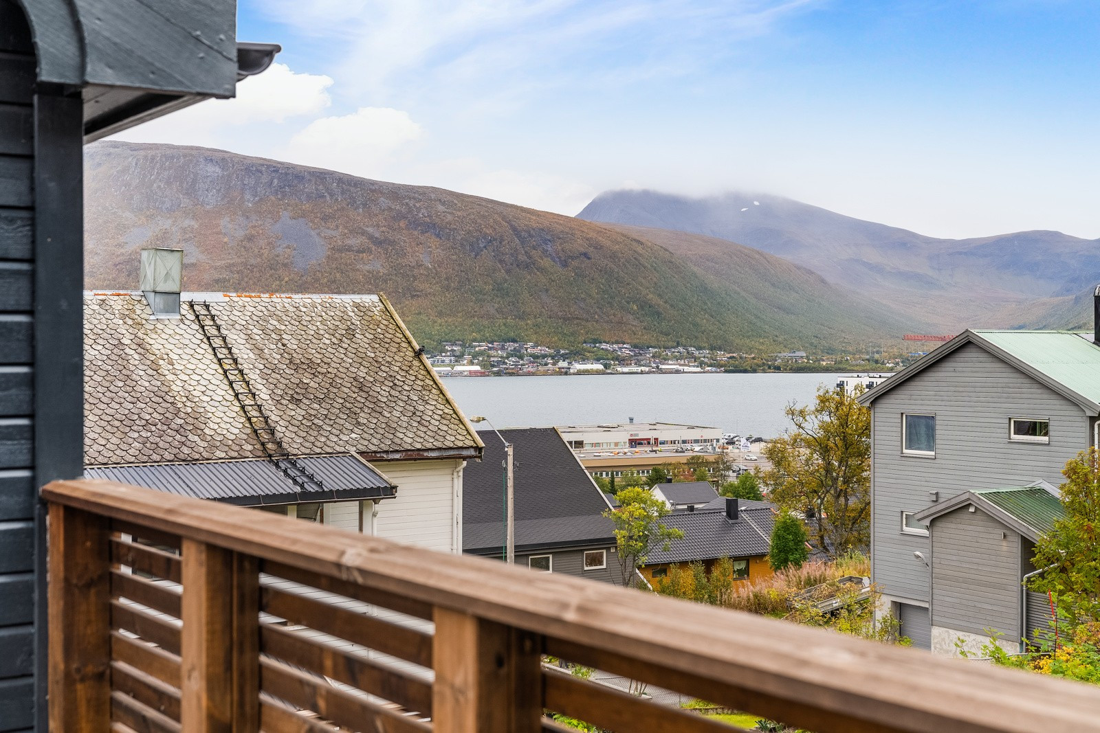 Fra terrasse i 2. etasje er det flott utsikt mot Tromsøysundet og fastland