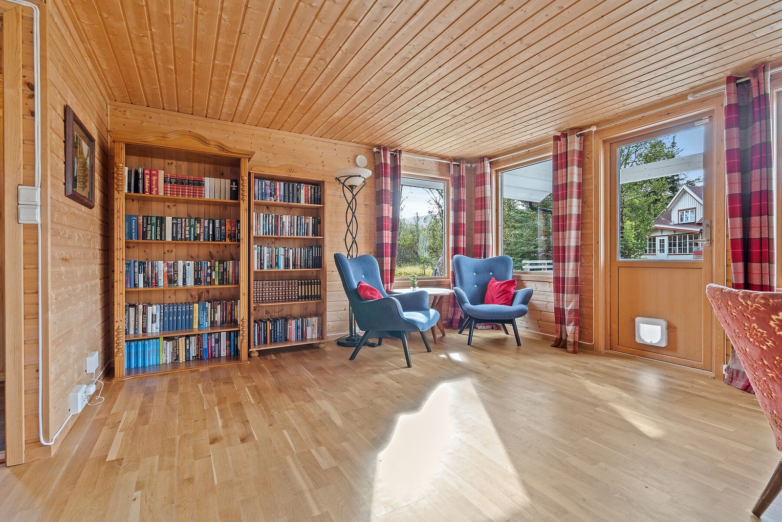 Stue med overflater i tre som bringer frem den gode hyttefølelsen! Galleribilde