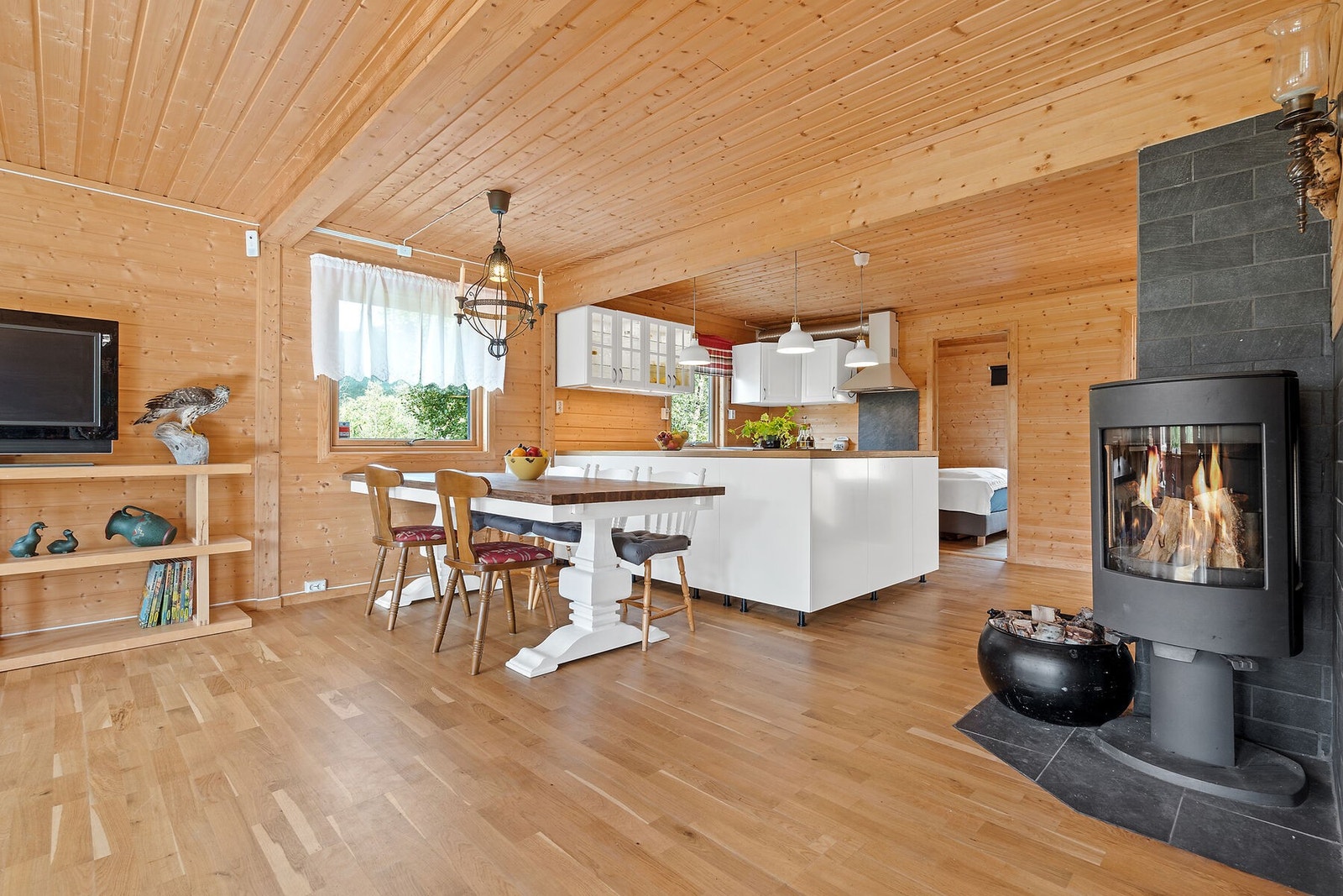 Åpen og luftig stue med åpen planløsning til kjøkken og spisestue. Galleribilde