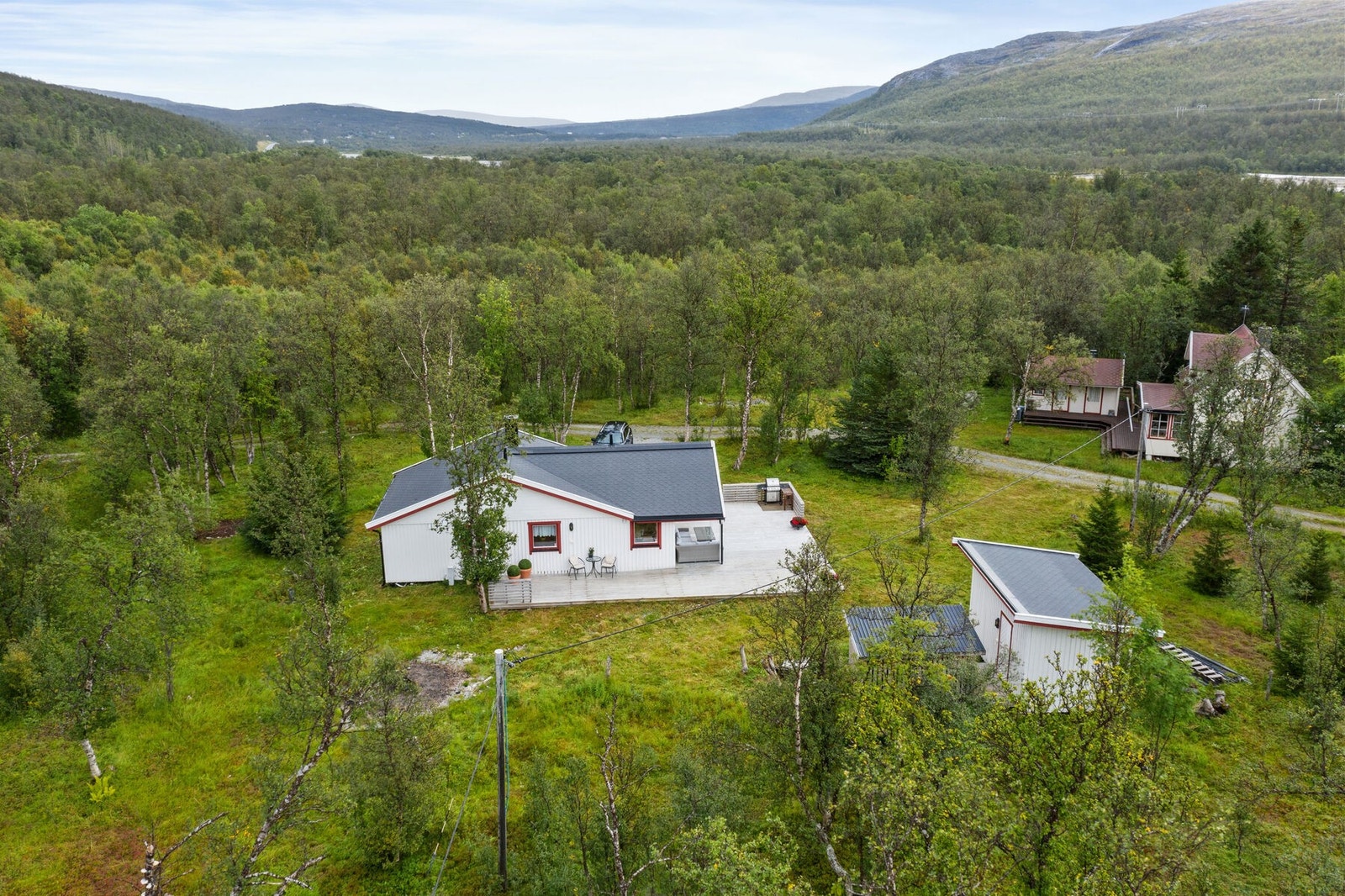 Solmyrveien 15 - Eiendommen har nærhet til skianlegg samt populært tur/friluftsområde. Galleribilde
