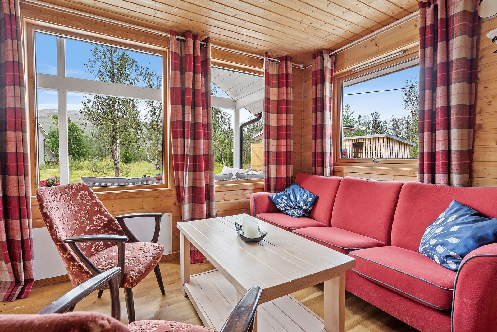 Sittegruppe i stue med elektrisk panelovn. Galleribilde