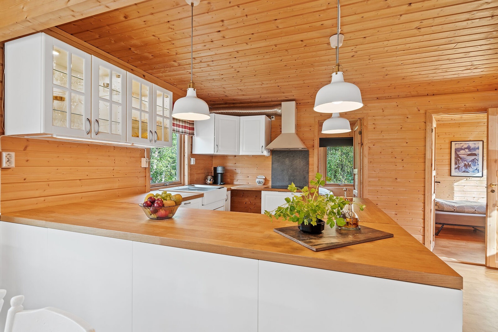 Innredning med laminerte skrog samt profilerte fronter i hvit fabrikkmalt utførelse. I tillegg mindre del av innredningen bestående av laminerte skrog samt slette fronter. Galleribilde