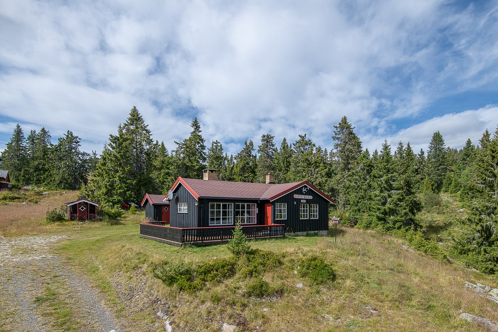 Det kan nevnes bl.a. 3 soverom, romslig stue og kjøkken, bad og toalettrom Galleribilde