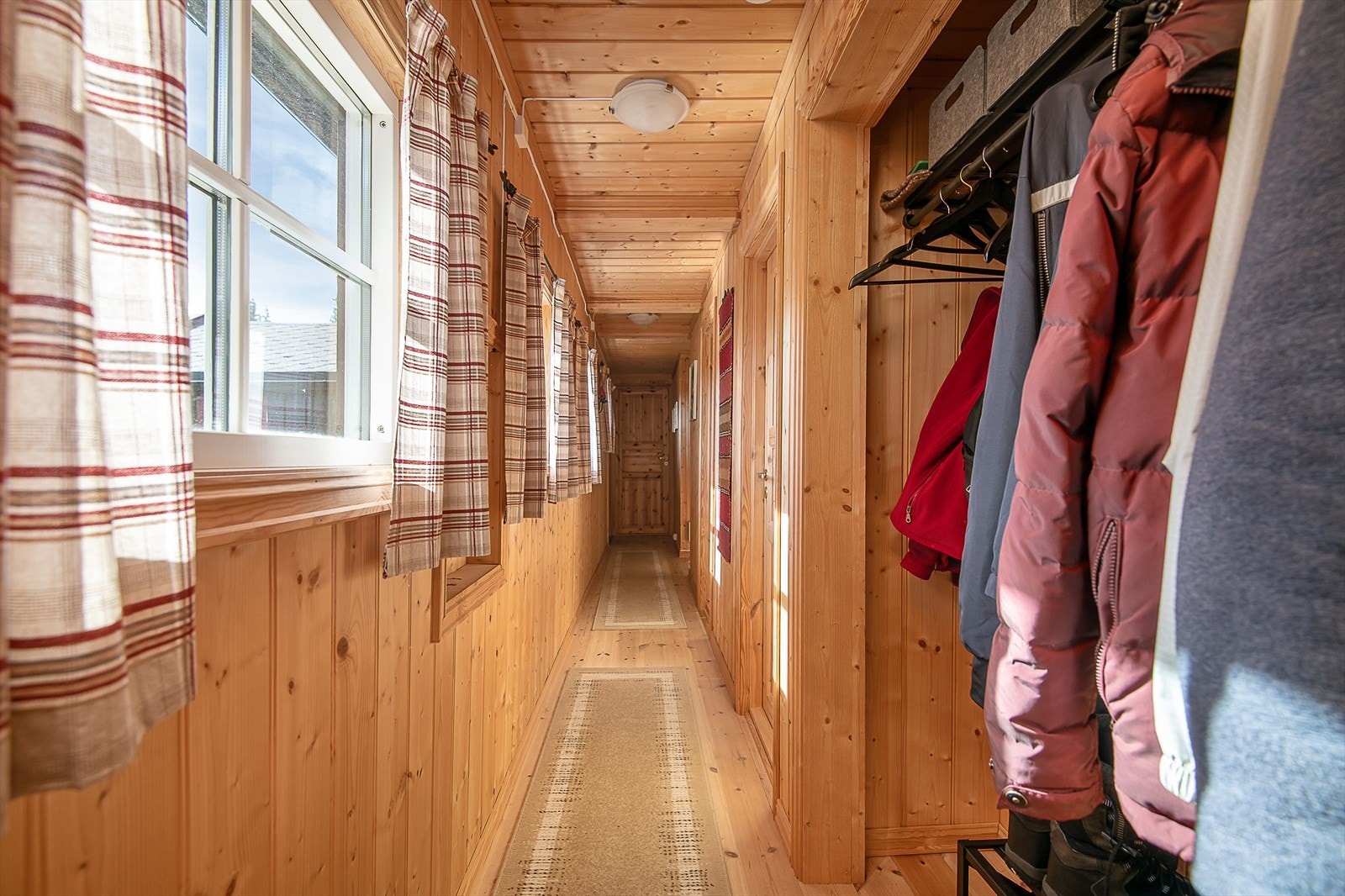 Videre finner du hyttens soverom og boder Galleribilde