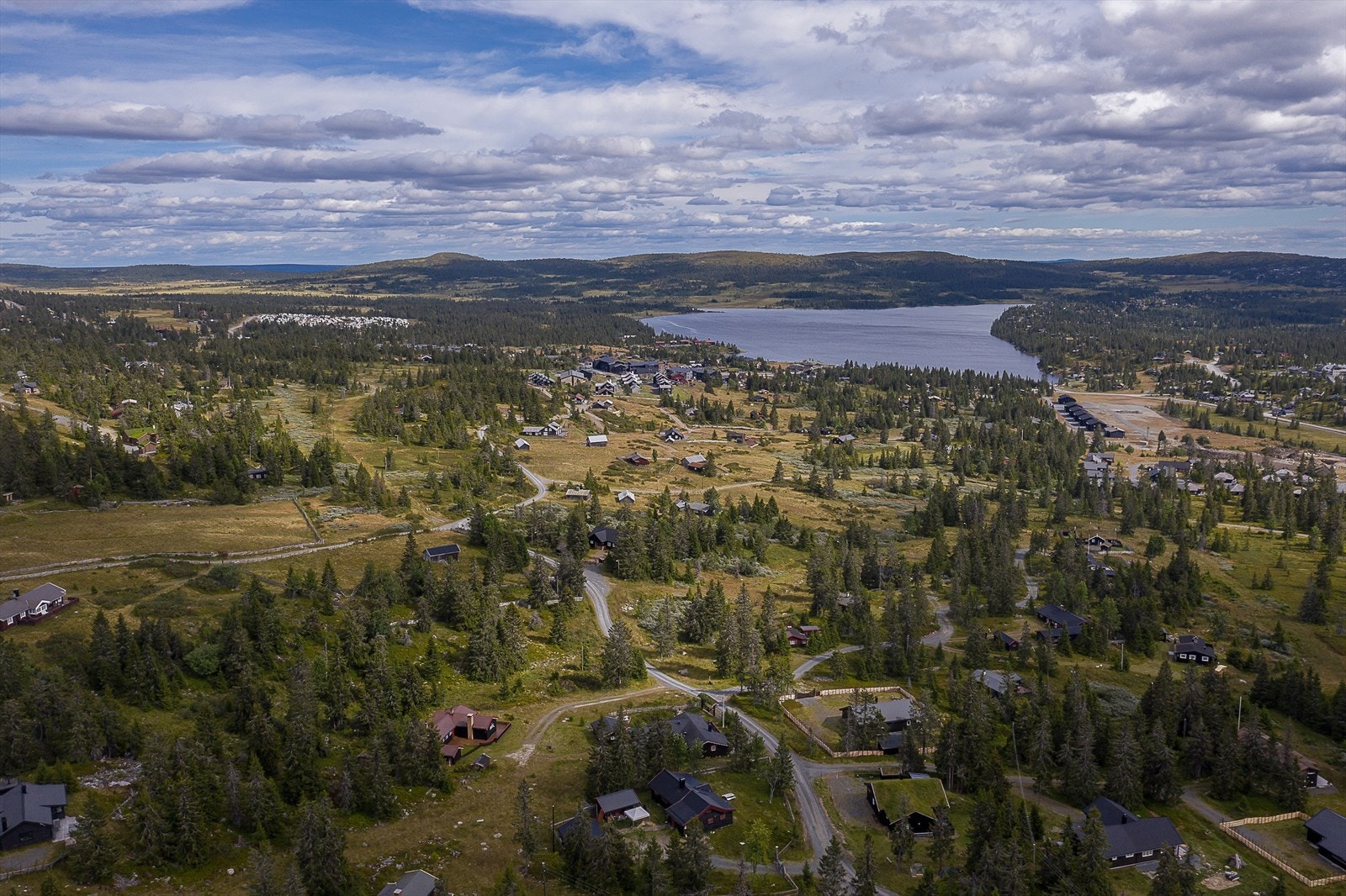 Sjusjøen byr på mange aktiviteter, konserter og arrangement året rundt, og det er kort vei til Tyrili hvor Norges mest moderne klatresenter holder hus Galleribilde