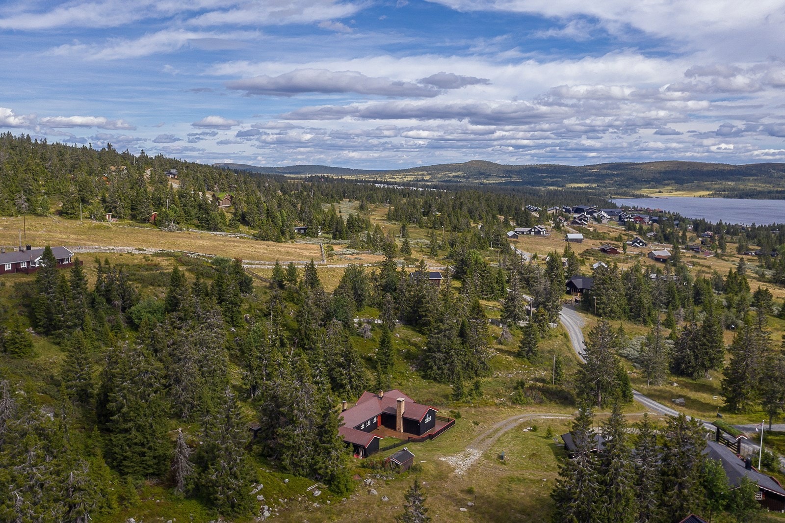 Turområdene innover i fjellheimen er fantastiske med mulighet for flotte toppturer som belønnes med flott utsikt Galleribilde