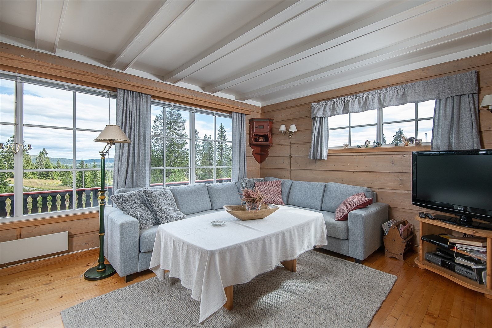 Stuen har god plass til spisegruppe - et naturlig samlingssted for venner og familie Galleribilde