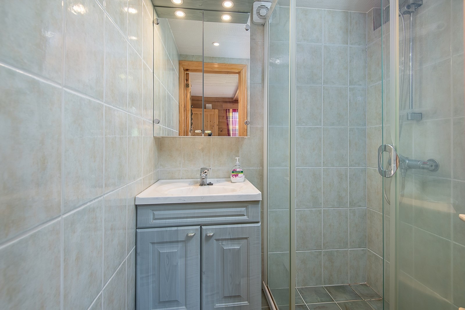 Badet er fra ca. år 2000 og er flislagt med gulvvarme. Det er utstyrt med dusj med dusjvegger og armatur på vegg samt innredning Galleribilde