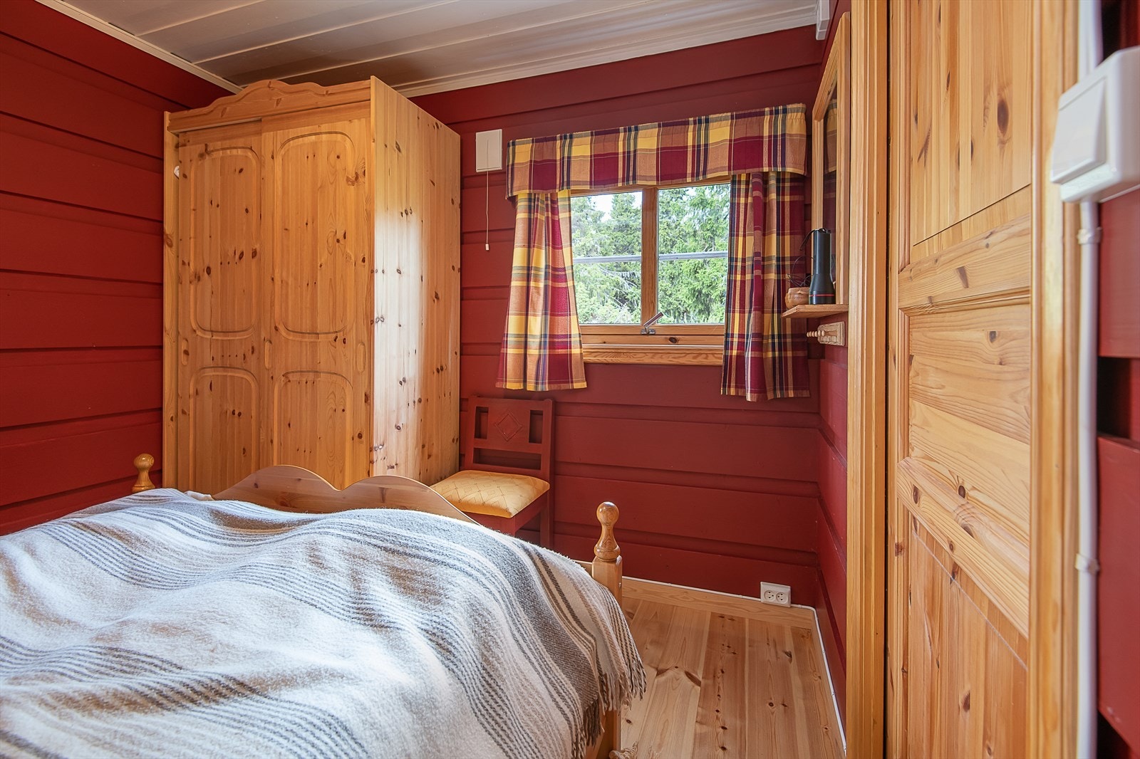 Soverommet har god plass til garderobeskap og dobbeltseng Galleribilde