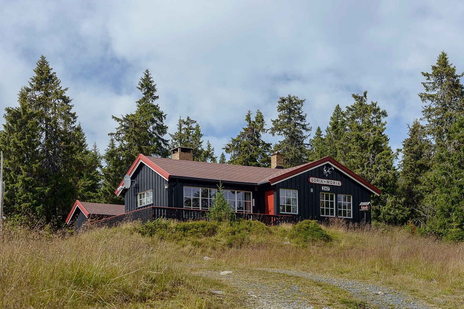 Området er et populært og naturskjønt hytteområde, sentralt på Sjusjøen, i Ringsaker kommune Galleribilde